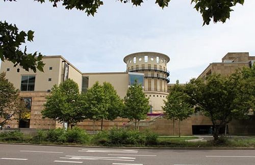Bishops Erhebung ist von aktueller Relevanz: Im Juli letzten Jahres mahnte der Baden-Württembergische Rechnungshof den Musikhochschulen des Landes einen Sparkurs an, so auch der Musikhochschule Stuttgart. Die anschließenden Diskussion basierten laut Bishop allerdings meist auf subjektiven Meinungen anstatt auf Ergebnissen wissenschaftlicher Forschung. Bishops Erhebung ist von aktueller Relevanz: Im Juli letzten Jahres mahnte der Baden-Württembergische Rechnungshof den Musikhochschulen des Landes einen Sparkurs an, so auch der Musikhochschule Stuttgart. Die anschließenden Diskussion basierten laut Bishop allerdings meist auf subjektiven Meinungen anstatt auf Ergebnissen wissenschaftlicher Forschung.