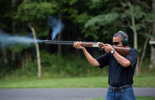 Vom Friedensnobelpreisträger zum Kriegstreiber?
Wollte Obama zu Beginn seiner Amtszeit Frieden schließen, zollt er durch das Nichteingreifen in Syrien heute seinen Tribut: Das Erstarken des Islamischen Staates auch als terroristische Bedrohung. Schien doch alles nach der Ermordung Bin Ladens ein wenig bergauf zu gehen. Die - wie sollte man es in der mediatisierten Welt von heute auch anders erwarten - live im Weißen verfolgt wurde.