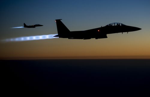 Zwei F-15E Jets der US-Armee auf ihrem Weg über den Nordirak. Gerade haben sie Luftschläge über Syrien ausgeführt. Präsident Obama erlaubte im Herbst 2014 humanitäre Hilfe und Luftschläge zum Schutz von amerikanischen Staatsbürgern vor dem Islamischen Staat. Jetzt zeigen die Angriffe erste Wirkung. 