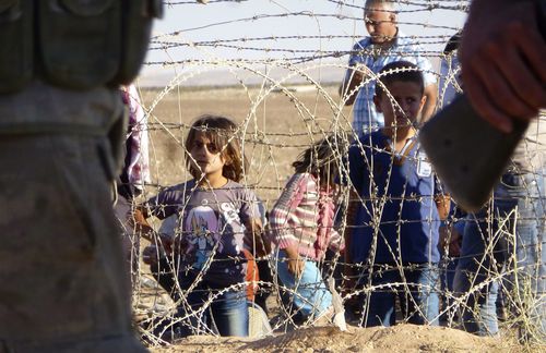 Wer in seinen Städten und Dörfer zurückbleibt, dem drohen Tod, Folter und Sklaverei. Wer flieht, dem droht das Elend. Kinder hinter militärischem Klingendraht. Türkische Sicherheitskräfte haben die Grenze zu Syrien in der kurdischen Region Kobane abgesperrt. Wohin man im Konflikt blickt: Die Rolle der Türkei ist mehr als dominant. 