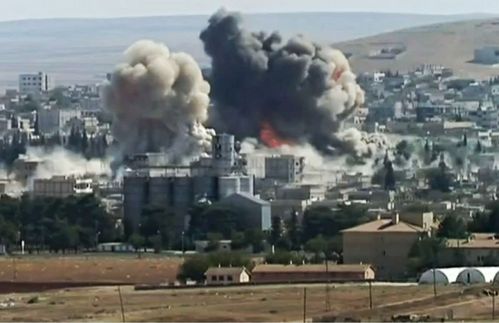 Die Stadt Kobane am 08. Oktober 2014. Die Explosion sei eine Folge der US-Luftschläge, beanspruchen die Amerikaner. Hier sei der Märtyrer Abu Talha al-Ansari im Heiligen Krieg gestorben, halten die IS-Terroristen dagegen. 