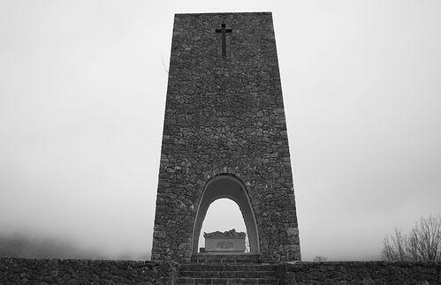 Das Massaker von Sant’Anna di Stazzema. Ein Dorf in der Toskana. Umzingelt am Morgen des 12. August 1944. Leuchtraketen signalisierten das Kommen der SS. Aus Angst vor Zwangsrekrutierung flohen viele Männer; Frauen, Kinder, Alte blieben. Innerhalb von drei Stunden wurden alle Verbliebenen getötet, angezündet, verbrannt.
Erst 2004 wurden nach langem Schweigen zehn Beteiligte angeklagt. 2005 wurden sie zu lebenslanger Haft einer Entschädigungszahlung in Höhe von 100 Millionen Euro verurteilt. Ins Gefängnis musste allerdings niemand. Deutschland lieferte die Verurteilten nicht aus und vollstreckte die Strafe auch nicht selbst.