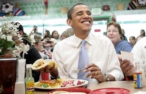 "Kann dieser Taco mehr Gefällt-Mir-Angaben bekommen als Barack Obama?" fragt eine Facebook-Seite mit einem Augenzwinkern. Obama selbst würde vielleicht den "Like-Button" drücken, denn Tacos schmecken scheinbar auch trotz schwieriger politischer Situation. So oft wie möglich zeigt sich Obama als Mann der Volkes - sei es bei Aufritten in Late-Night-Shows, beim Abklatschen des Personals im Weißen Haus oder eben beim Fastfood-Verzehr. Eine Karte, die der Amtsinhaber in den nächsten zwei Jahren sicher verstärkt ausspielen wird, um seine Beliebtheitswerte zu erhalten.