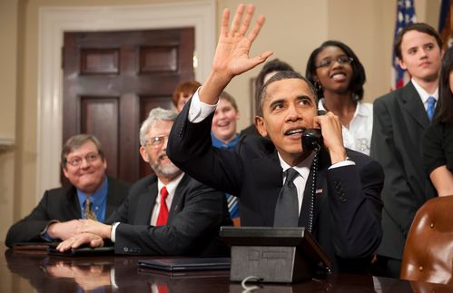 Während die Luft für US-Präsident Obama am Boden langsam dünner wird, ist im Weltall immerhin alles in Ordnung. Das jedenfalls bestätigten US-Astronauten dem Staatsoberhaupt bei einem Telefon mit der Internationaln Raumstation ISS im Februar 2010. Obama sagte damals: "Wir wollten Euch nur wissen lassen, was für eine großartige Arbeit ihr und eure Kollegen erleidgen. Das ist ein Sinnbild für den menschlichen Einfallsreichtum und euren Mut." Vielleicht erinnert sich Obama aktuell an dieses Gespräch. Mut, um die ein oder andere poltische Entscheidung in den nächsten zwei Jahren durchzubringen, kann der Präsident sicher gebrauchen. 