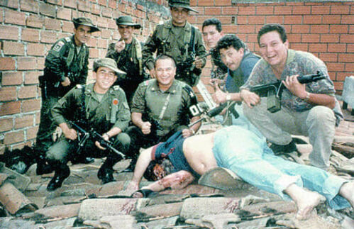 Pablo Escobar. Einer der Köpfe des Medellín Kartells in Kolumbien. In den 80er Jahren betrug der Umsatz des weltweit größten Kokainexporteurs 25-35 Milliarden Dollar. Escobar, als einer der meist gesuchten Drogenbosse der Welt, war einer der reichsten Menschen, mächtig, rücksichtslos, brutal. Durch Investitionen in Kolumbien und einen so erzeugten Aufschwung war er sehr populär. Nichtsdestotrotz begann 1989 ein offener Krieg zwischen Staat und Kartell, nachdem ein Präsidentschaftskandidat ermordet worden war. In einem Luxusgefängnis gefangen, konnte Escobar zunächst seine Geschäfte weiterführen, wurde allerdings 1993 auf der Flucht ermordet. Das Ende des Medellín Kartells. Allerdings kein Ende des Kampfes um Drogen und Macht. Zu schnell haben vor allem mexikanische Kartelle seinen Platz eingenommen.