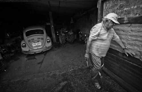 José Mujica. Der ärmste Präsident der Welt. Der Uruguayer ist gelernter Blumenzüchter. Doch nicht nur das macht ihn außergewöhnlich. Aufgrund seiner Tätigkeit einer Guerillabewegung verbrachte er 14 Jahre im Gefängnis, überwiegend in Einzelhaft, der er zweimal entfliehen konnte. Er lebt kein glamouröses Leben, sondern ist immer noch auf seinem Bauernhof sesshaft, fährt einen uralten VW Käfer. 90% seines Gehaltes spendet er, da seiner Aussage nach viele Uruguayer in noch größerer Armut leben, womit er eine unglaubliche Volksnähe zeigt. Zu einem höheren Bekanntheitsgrad gelangte er auch durch die Legalisierung von Cannabis – Uruguay ist der weltweit einzige Land, in dem begrenzte Mengen Cannabis in Apotheken gekauft werden können.