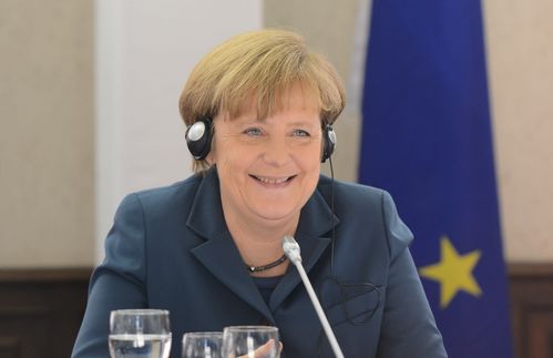 Angela Merkel. Die "mächtigste" Frau der Welt. Deutsche Bundeskanzlerin. 1990 als DDR-Physikerin in den Bundestag eingezogen. Erst Ministerin für Frauen und Jugend, dann für Umwelt, Naturschutz und Reaktorsicherheit, später Generalsekretärin der CDU und Bundesvorsitzende. Bundeskanzlerin nun mehr seit dem 22. September 2005, die erste Frau, die diesen Posten besetzt. Ihre Rolle? Schlichtend, diplomatisch, aber doch bestimmt im Weltgeschehen mitmischen und mitbestimmen. Auf dem internationalen Parkett glänzen. Die "Mutti" der Nation sein.