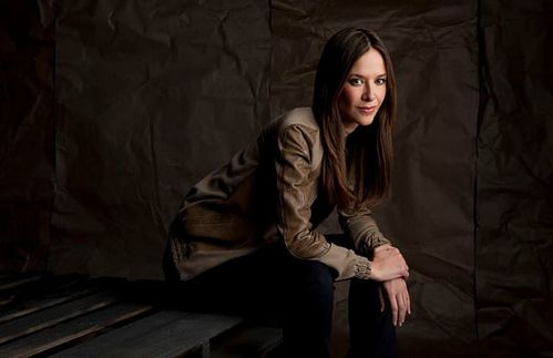 Jade Raymond. Spiele-Produzentin. Quasi-Erfinderin der über 80 Millionen mal verkauften Reihe "Assassin's Creed", Gründerin der Ubisoft-Division in Toronto und Erfinderin hinter dem neusten Streich "Watch Dogs". Erfuhr als Frau in leitender Videospielentwicklung massive Angriffe im Internet und zog sich für die Produktion des zweiten Teils der Reihe aus der öffentlichen Wahrnehmung zurück. Ihre Rolle? Pionierarbeit leisten, in einer Männerdomäne zurechtkommen, sich Hinwegsetzen über Vorurteile. 