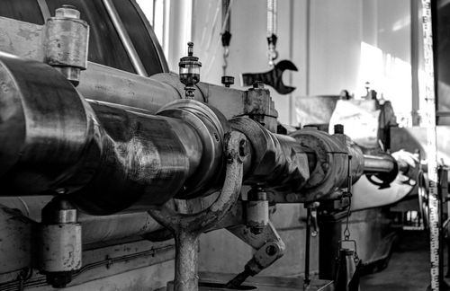 Antrieb aus der Antike: Die Nockenwelle. Die technische Vorrichtung zur Umwandlung rotierender in lineare Bewegungen war schon in der Antike bekannt. Seit dem 11. Jahrhundert wurde die Nockenwelle an verlängerten Wellbäumen oder Achsen an Mühlrädern auch gewerblich genutzt. Eine Nockenwelle ist ein Maschinenelement in Form eines Stabes, auf dem mindestens ein gerundeter Vorsprung angebracht ist. Die Welle dreht sich um die eigene Achse, durch den oder die auf ihr angebrachten Nocken wird diese Drehbewegung wiederholt in eine kurze Längsbewegung umgewandelt.
Die Nockenwelle wird heute unter anderem in Verbrennungsmotoren verwendet. Nun könnte aber beispielsweise der Autoherstellter Fiat der Nockenwelle ein baldiges Ende bereiten: Deren vollvariable, ganz ohne Nockenwelle arbeitenden elektromagnetischen Systeme sind derzeit zwar noch zu teuer, könnte aber bald in aktuelle Motoren integriert werden. Antrieb aus der Antike: Die Nockenwelle. Die technische Vorrichtung zur Umwandlung rotierender in lineare Bewegungen war schon in der Antike bekannt. Seit dem 11. Jahrhundert wurde die Nockenwelle an verlängerten Wellbäumen oder Achsen an Mühlrädern auch gewerblich genutzt. Eine Nockenwelle ist ein Maschinenelement in Form eines Stabes, auf dem mindestens ein gerundeter Vorsprung angebracht ist. Die Welle dreht sich um die eigene Achse, durch den oder die auf ihr angebrachten Nocken wird diese Drehbewegung wiederholt in eine kurze Längsbewegung umgewandelt.
Die Nockenwelle wird heute unter anderem in Verbrennungsmotoren verwendet. Nun könnte aber beispielsweise der Autoherstellter Fiat der Nockenwelle ein baldiges Ende bereiten: Deren vollvariable, ganz ohne Nockenwelle arbeitenden elektromagnetischen Systeme sind derzeit zwar noch zu teuer, könnte aber bald in aktuelle Motoren integriert werden.