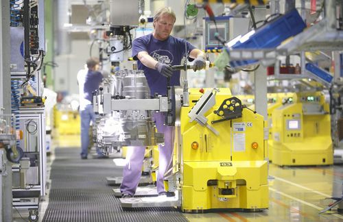 Antrieb aus der Moderne: Das automatische 8-Gang-Getriebe - hergestellt vom Projektpartner ZF Friedrichshafen AG im Werk in Saarbrücken. Das Unternehmen ist der drittgrößte deutsche Automobilzulieferer und zählt zu den weltweit führenden Unternehmen auf dem Gebiet der Antriebs- und Fahrwerktechnik. Der ZF-Konzern verfügt über 122 Produktionsgesellschaften in 26 Ländern und acht Hauptentwicklungsstandorte. Hinzu kommen 32 eigene Servicegesellschaften sowie über 650 Servicepartner. Das Unternehmen wurde 1915 unter dem Namen Zahnradfabrik GmbH zur Herstellung von Zahnrädern und Getrieben für Luftfahrzeuge, Motorwagen und -boote gegründet. Die Produkte von ZF umfassen heute unter anderem Getriebe, Lenkungen, Achsen und Kupplungen für ein umfangreiches Portfolio an Fortbewungsmitteln vom Auto bis zum Helikopter. Damit erzielten die über 72.000 Mitarbeiter im Jahr 2013 einen Umsatz von fast 17 Milliarden Euro. Antrieb aus der Moderne: Das automatische 8-Gang-Getriebe - hergestellt vom Projektpartner ZF Friedrichshafen AG im Werk in Saarbrücken. Das Unternehmen ist der drittgrößte deutsche Automobilzulieferer und zählt zu den weltweit führenden Unternehmen auf dem Gebiet der Antriebs- und Fahrwerktechnik. Der ZF-Konzern verfügt über 122 Produktionsgesellschaften in 26 Ländern und acht Hauptentwicklungsstandorte. Hinzu kommen 32 eigene Servicegesellschaften sowie über 650 Servicepartner. Das Unternehmen wurde 1915 unter dem Namen Zahnradfabrik GmbH zur Herstellung von Zahnrädern und Getrieben für Luftfahrzeuge, Motorwagen und -boote gegründet. Die Produkte von ZF umfassen heute unter anderem Getriebe, Lenkungen, Achsen und Kupplungen für ein umfangreiches Portfolio an Fortbewungsmitteln vom Auto bis zum Helikopter. Damit erzielten die über 72.000 Mitarbeiter im Jahr 2013 einen Umsatz von fast 17 Milliarden Euro.