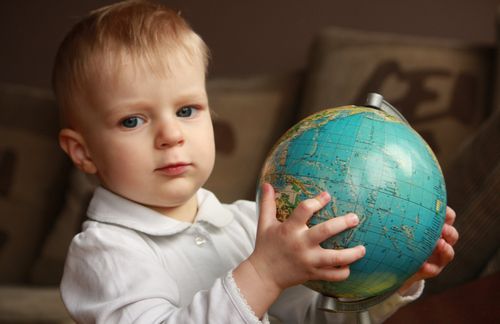 Dieser junge Mann findet Weltuntergang wahrscheinlich eher „blöd", hat dafür aber seine kleine Welt fest im Griff. „Läuft bei Dir", würden es ein paar Halbstarke wohl mit dem Jugendwort des Jahres kommentieren. Dabei stand der 2012 bekanntlich ausgefallene Weltuntergang gerade bei Jugendlichen hoch im Kurs. Im Januar 2012 hatte das Meinungsforschungsinstitut OGM in Österreich 500 Leute zum Weltuntergang befragt. Auf die Frage “Im Jahr 2012 soll nach alten Prophezeiungen die Welt untergehen. Beschäftigt sie das?” antworten bei den unter-30-jährigen immerhin ganze 26 Prozent mit „Ja". Der nächste Weltuntergang findet übrigens am 21. Dezember 2222 statt. Dafür gibt es jedenfalls schon satte 33 Zusagen bei Facebook. 