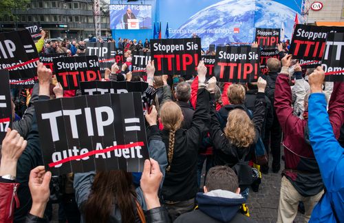 Dass diese Aktivisten nicht sonderlich begeistert vom Handelsabkommen TTIP sind, ist offensichtlich. Hinter dem Flaschmob im Mai 2014 steckt „Campact", ein Bündnis für „Demokratie in Aktion", das den Europwahlkampf von SPD-Spitzenkandidat Martin Schulz aufmischte. Campact startet Petitionen zu Themen, die die Öffentlichkeit bewegen. „Statt Lobbyisten das Feld zu überlassen, sorgen wir dafür, dass auch die Meinung normaler Bürger gehört wird", schreibt das Bündnis über sich. Nach eigenen Angaben beteiligen sich mehr als 1.584.000 Menschen am Netzwerk und werden Teil einer lebendigen Demokratie. Das Kampagnen-Portfolio könnte man trotzdem als recht populistisch beschreiben. Die Aktionen tragen Namen wie „Schluss mit dem Klimakiller Kohle", „Wir lassen uns nicht länger bespitzeln" - oder eben „Stoppt TTIP". 