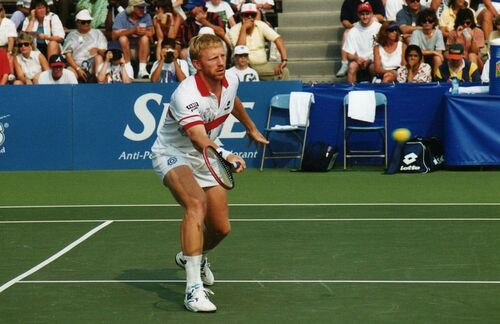 Drei Wimbledon-Siege, sechs Grand-Slam-Turniere gewonnen: Boris Becker schrieb Sportgeschichte. Heute bringt er sich als Buchautor und mit Fernsehshows in die Schlagzeilen. Der Stern titelt: "Von der Legende zur Lachnummer" (26.10.2013).
