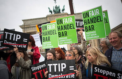 Unter dem Motto "Zivilgesellschaft macht Dampf gegen den Konzern-Deal" protestierte das Bündnis „TTIP unfairhandelbar“ am 6. Mai 2014 vor dem Brandenburger Tor in Berlin gegen die Freihandelsabkommen TTIP und CETA.
