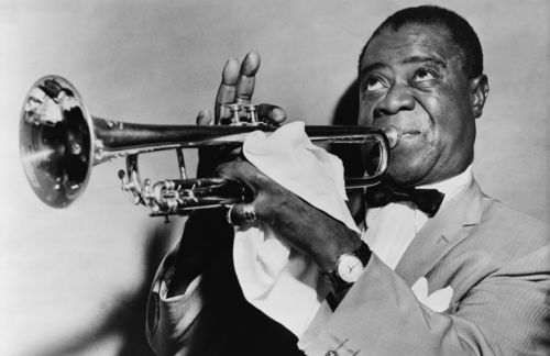 "What a wonderful world". Wer kann da nicht mitsingen, sich an ferne Orte träumen und an die volle, tiefe und beruhigende Stimme von Jazztrompeter und Sänger Louis Daniel Armstrong denken? 
Geboren 1901 in New Orleans wuchs Armstrong in ärmlichsten Verhältnissen auf. Während  er einige Jahre in einer Anstalt für obdachlose Jugendliche verbrachte, lernte er erstmals den richtigen Umgang mit Kornett und Trompete. Er schlug sich daraufhin mit einigen Jobs und Bands in der Szene durch und gewann langsam aber sich an Bekanntheit. Bereits 1926 gelang ihm dann sein erster Hit in den Billboard-Charts, dem bis 1966 noch 78 weitere folgen sollten. 1968 veröffentliche Armstrong das weltbekannte "What a wonderful world". Seine unermüdliche Energie und seine vielen Auftritte forderten schon früh gesundheitlichen Tribut. Louis Armstrong starb am 6. Juli 1971 in New York an einem Herzinfarkt.