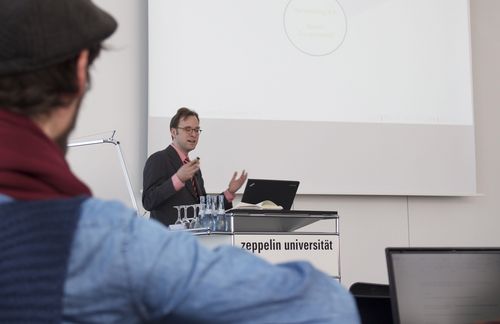 Prof. Dr. Jörn von Lucke präsentierte auf dem 6. Research Day der Zeppelin Universität die sogenannte "Häfler Definition" von Verwaltung 4.0. Im Kern geht es von Lucke darum, „wie sich Regierungs- und Verwaltungshandeln anpassen muss und wie sich diese Optimierungen auf Staat, Bürger und Verwaltungshandeln auswirken“.