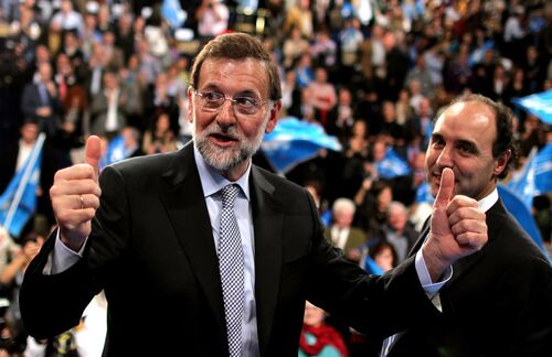 Daumen hoch fürs Wahlergebnis? Vom spanischen Volk gab es für den amtierenden Ministerpräsidenten Mariano Rajoy wohl eher ein großes „Dislike“ bei den Parlamentswahlen am 20. Dezember. Die regierende Volkspartei Partido Popular (PP) wurde zwar stärkste Kraft, verpasste ihre vor vier Jahren errungene absolute Mehrheit allerdings um Längen. Doch Rajoy pocht darauf, weiterregieren zu wollen. Wie lange er diese Einstellung durchhält, ist fraglich.