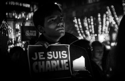 07. Januar. Wöchentliche Redaktionssitzung des Satire-Magazin Charlie Hebdo in der Rue Nicolas-Appert. Elf Tote. Ein Aufschrei in der Gesellschaft. 
09. Januar. Die Attentäter sind tot. Sie wollten sterben wie "Märtyrer".
10. Januar. 1,5 Millionen Franzosen sind auf der Straße. Auch Staatschefs zeigen Geschlossenheit, führen augenscheinlich die Massen an. Auch wenn es nur die Perspektive macht, ein machtvolles Symbol.