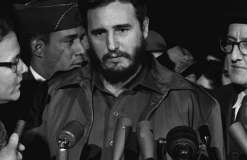 Castro 1959 in den USA. Da schien die Welt noch "gut". Dieser Eindruck und sein Wunsch, als vollwertiger Staatsmann akzeptiert zu werden, schwanden jedoch bald. Er wurde nicht nur von Nixon, damals Stellvertreter Eisenhowers, empfangen, sondern die CIA versuchte auch mehrfach ihn zu töten. Einige feindliche Akte beiderseits später war die Beziehung dann wohl endgültig ruiniert und Amerika des Castro's liebster Feind.