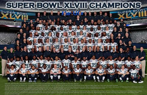 Anwärter Nummer 1: Die Seattle Seahawks. Das Washingtoner Team kam 1976 in die Liga und brauchte bis 2005, um zum ersten Mal in den Super Bowl einzuziehen - der aber gegen die Pittsburgh Steelers verloren ging. 2013 nutzten sie ihre zweite Chance und entschieden den Kampf gegen die Denver Broncos mit 43 zu 8 für sich. Großer Medien-Liebling der Seahawks ist übrigens Enfant Terrible, Running Back Marshawn Lynch. Auf alle Fragen zum Finale antwortete er am Medientag stets: „Ich bin nur hier, damit ich keine Strafe bekomme.“ 29-mal ging das so, dann ließ der Profi die mehr als 200 Journalisten stehen. In der laufenden Saison hat der 28-Jährige schon 50.000 Dollar Strafe bezahlt, weil er die Medien boykottierte. Wäre er zur Presse-Pflichttermin ebenfalls nicht aufgetaucht, hätte er weitere 500.000 Dollar berappen müssen. Seinen letzten Touchdown feierte er übrigens mit einem Griff in den Schritt. Kosten: 20.000 Dollar.