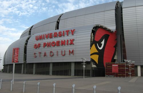 Der Ort des Geschehens: University of Phoenix Stadium. In dem in Arizona gelegenen Stadion finden dank Aufstockung bis zu 78.600 begeisterte Zuschauer Platz. Doch nicht nur für den Otto-Normal-Fan ist ausgesorgt: das Stadion verfügt über VIP.-Logen, sogenannte Lofts genannt. Doch nicht nur Football-Fans kommen hier auf den Geschmack: auch WrestleMania wurde hier schon ausgetragen, letztes Jahr waren One Direction zu Gast. Gekostet hat der Spaß übrigens 455 Millionen US-Dollar.