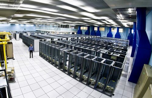 In Sachen Daten macht dem Schweizer CERN niemand etwas vor. Dort entstand ab 1990 nicht nur der erste Webserver der Welt, heute wird dort mit neuesten Teilchenbeschleunigern weltweit honorierte Physik-Forschung betrieben. Und dabei entstehen Daten ohne Ende: Pro Sekunde, in der Teilchen in der über 26 Kilometer langen Vakuumröhre des größten Teilchenbeschleunigers der Welt auf Hochtouren und zur Kollision gebracht werden, liefern die zahlreichen Sensoren rund ein Petabyte Daten. Das entspricht vier Milliarden Foto-Dateien pro Sekunde.