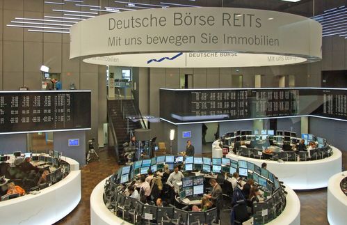 Doch nicht nur in New York wird fleißig gehandelt - der wichtigste deutsche Aktienhandelsplatz  ist die Börse Frankfurt, die bereits 1585 gegründet wurde. 98% des Handels mit Deutschen Aktien entfallen auf die Frankfurter Börse und ihr elektronisches Handelssystem Xetra. Den wichtigsten deutschen Aktienindex bildet der DAX, der die Entwicklungen der 30 größten und umsatzstärksten Unternehmen widerspiegelt. Dieser wird sekündlich von spätestens 9.03 Uhr bis 17.30 Uhr an jedem Werktag neu berechnet. Der L- und der E-DAX (Late und Early DAX) ergänzen zwischen 8 Uhr und 9 Uhr morgens sowie von 17.30 Uhr bis 20.00 Uhr das Angebot, also außerhalb der Xetra-Handelszeiten und innerhalb der Parketthandelszeiten, indem minütlich der Kurs aktualisiert wird. Siemens hat dabei eine Indexgewichtung von 9,05% und damit den zweitstärksten Einfluss auf den DAX nach Bayer.