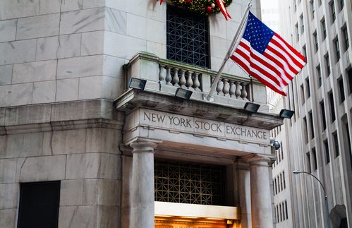 Der New York Stock Exchange - die größte Wertpapierbörse der Welt. Gegründet 1792, wird heute jeden Wochentag von 9.30 Uhr bis 16:00 Uhr gehandelt. Der Grundstein war damals das "Buttonwood Abkommen", das 24 Broker unterzeichneten. Wurden damals ganze 5 Wertpapiere gehandelt, machte die New Yorker Börse rasante Fortschritte. Dank des Transatlantischen Telefonkabels konnte 1867 der erste Börsenticker eingeführt werden, welcher durch die Möglichkeit, aktuelle Preise überall einsehen zu können, das Handeln der Investoren deutlich vereinfachte. Doch nicht nur positive Entwicklungen vollzogen sich: Dank rücksichtsloser Spekulationen folgte der ein oder andere "Black Friday" (oder auch andere Wochentage), der die Börse manchmal gar zwang zu schließen. 1884 wurde schließlich der erste Aktienindex, der "Dow Jones Avarage" veröffentlicht, der den Handel übersichtlicher gestaltete - 1886 folgte der "Dow Jones Industrial", der auch heute noch als "Dow Jones" den Leitindex der New Yorker Börse darstellt - betrug dieser bei seinem Tiefststand gerade einml 28 Punkte, liegt er heute bei fast 18.000 Zählern.