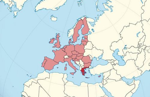 Die Europäische Union. Fing alles "ganz klein" mit sechs Anfangsstaaten und einer eher niedrigen Integration an, befinden sich mittlerweile 28 Staaten im Staatenverbund. Der europäische Binnenmarkt ist der größte gemeinsame Markt der Welt (gemessen am BIP). Gemessen am ursprünglichen Ziel der wirtschaftlichen Verflechtung, welche wiederum mittels Abhängigkeiten einen weiteren Krieg verhindern sollte, ist man heute viel weiter als damals vermutet. Seit 1999 (bzw. 2002) wurde gar die Währungshoheit von 19 Staaten aufgegeben und der Euro als gemeinsame Währung eingeführt, was die gegenseitige Abhängigkeit weiter verstärkte. Der 50€-Schein hat übrigens die höchsten Bargeldumlaufzahlen: Ungefähr 7.509.000.000 Scheine waren zum Jahresende 2014 im Umlauf.