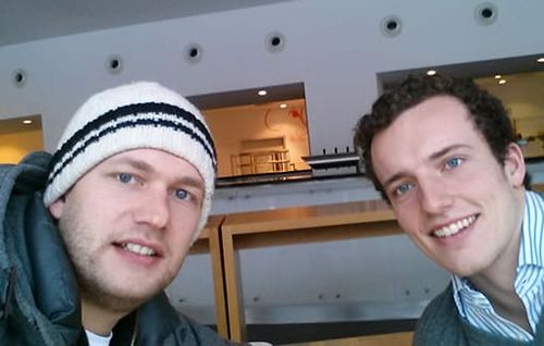 PAIR-Student Johannes Rath (l.) und CME-Student Maximilian Dekorsy sind beide keine großen Fans von Selfies, hatten aber erstaunlich viel Spaß mit dem ZUDaily-Selfie. Eher genervt beobachten sie Leute dabei, wenn sie am Pool oder Strand stehen und Fotos von sich selbst machen. Auch einen Selfie-Stick lehnte Maximilian als Geschenk ab. Einzige Ausnahme für ein Selfie (außer für ZU|Daily, Anmerkung der Redaktion) wäre die Begegnung mit einem Sportler oder auf Partys.“  