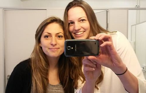 Der Klassiker: Kim Alexa Krug (l.) und Ramona Bayerschen (r.) posieren für das Selfie vor dem Spiegel. Eher ein unüblicher Ort für die beiden, sie machen viel lieber Gruppen-Selfies auf Parties oder, wenn sie abends weggehen. „Es kommt drauf an, was man festhalten will“, sagt Ramona. Sie würden besonders die Momente mit ihren Freunden festhalten. Zwar tauschen sie die Fotos untereinander aus, aber „sie sind nur für uns“, sagt Kim. Kein Posten bei Facebook, keine mit Hashtags geschmückten Selfies bei Instagram, das zur Schau stellen ist ihnen fremd. 