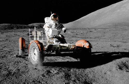 Heiß diskutiert und möglicherweise auch schnell heiß gelaufen: Der Verbrennungsmotor. Das NASA Apollo 17 Lunar Roving Vehicle machte bereits 1972 vor, dass der Elektroantrieb dem weit verbreiteten Antrieb mit Verbrennungsmotoren in verschiedenen Eigenschaften überlegen ist: Vor allem viele kosten- und verschleißträchtige Bauteile werden nicht mehr benötigt. Aktuelle Elektrofahrzeuge verfügen zwar meist über geringere Reichweite, dies ist im Alltagsgebrauch jedoch für viele Nutzungen oft unerheblich. Und Elektrofahrzeuge, wie zum Beispiel das Tesla Model S, erreichen auch heute schon eine Reichweite bis zu 500 Kilometer. Für eine kleine Mond-Rundfahrt reicht das also auf jeden Fall. 