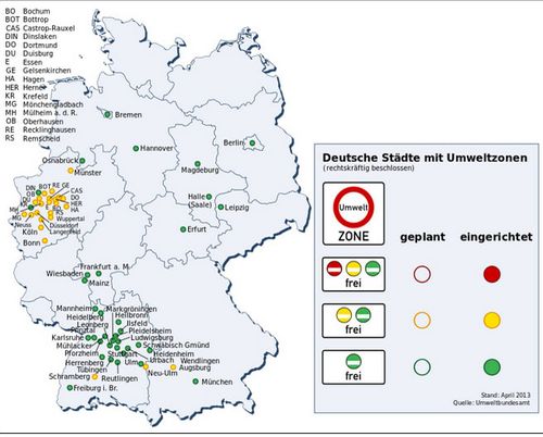 "Du kommst hier nicht rein!", ist vor allem ein Satz den Autofahrer in Baden-Württemberg und Nordrhein-Westfalen mit älteren Vehikeln öfter hören und lesen müssen. Denn gerade in diesen Teilen der Bundesrepublik achten Umweltzonen ganz verschärft auf saubere Fortbewegung auf vier Rädern. Eine Umweltzone ist ein definiertes Gebiet, meist in Ballungsräumen, das nur den Zugang von bestimmten, schadstoffarmen Fahrzeugen erlaubt und als Ziel die Verbesserung der Luftqualität hat. Umweltzonen wurden in Deutschland bisher in 48 Städten und Regionen in 11 Bundesländern eingeführt. Die größte Umweltzone besteht im Ruhrgebiet; sie ist ein zusammenhängendes Gebiet mit Anteilen von 13 Städten.