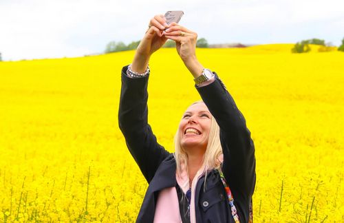 Der Klassiker: strahlendes Lächeln, Schmollmund oder ein Kuss in die Luft. Die Kamera dabei leicht nach nach oben strecken und die Arme weit weg vom Körper. Der Hintergrund ist dabei fast egal - das "Klassiker-Selfie" geht ohnehin eher an Freunde und Bekannte, als in die weite Social Media Welt. Geschätzte Anzahl der Likes auf Instagram: 8.