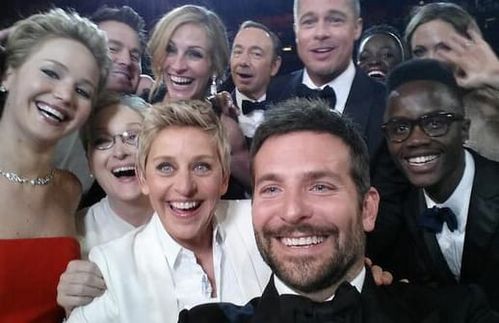 Das Rudel: Wer nimmt schon den US-Präsidenten, wenn man gleich eine ganze Horde von Stars und Sternchen bekommen kann. Fertig ist das wohl berühmteste Selfie der Welt. Das bei der Oscarverleihung 2014 geschossene Foto wurde zum meist verbreiteten Bild in der Geschichte von Twitter und ist in Stunden zum Social Media Klassiker schlechthin geworden. Moderatorin Ellen DeGeneres kann stolz sein. Geschätzte Anzahl der Likes auf Instagram: sprengt den Rahmen.