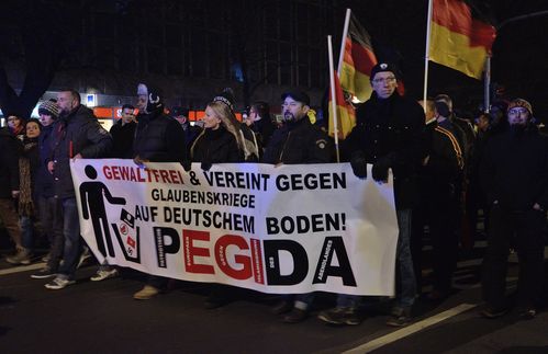 Da waren sie alle noch vereinte und spazierten mit stolz geschwellter Brust durch Dresen - allen voran Katrin Oertel und Lutz Bachmann. Oertel war sechs Wochen lang Pressesprecherin und Schatzmeisterin der "Patriotischen Europäer gegen die Islamisierung des Abendlandes" - bis sie aufgrund interner Streitigkeiten Ende Januar 2015 zurücktrat. Nach ihrem Rücktritt fielen die Teilnehmerzahlen von 25.000 auf teilweise lediglich 2.000 beim "Dresdner Abendspaziergang". Ganz im Gegenteil: Die Gegendemonstrationen wachsen und wachsen - so zählte die Gegendemonstration am 10. Januar 35.000 Menschen. 