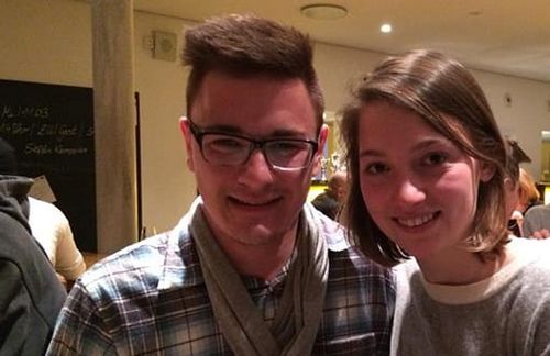 CCM-Studentin Caro Belz flirtet nach eigener Aussage eher unbewusst. Denn generell sei die Grenze zwischen Flirten und freundschaftlichem Reden sehr verschwommen, findet sie. Sie findet Flirten aber auch wichtig: „Flirten hält einem am Leben. Es stärkt das Selbstbewusstsein und es ergeben sich dadurch auch oft offene tolle Gespräche.“ PAIR-Student Jonas Vallentin pflichtet ihr bei: „Man kann in verschiedene Rollen schlüpfen.“ Es sei trotzdem schwer für ihn, mit Jungs zu flirten, in der Großstadt sei das für Homosexuelle leichter als in Friedrichshafen. „Homophobie ist in der Großstadt nicht so“, erklärt er. Caro und Jonas flirten am liebsten mit fremden Menschen, das sei einfacher. „Aber naives Anflirten geht gar nicht“, sind beide überzeugt. „Ich flirte nicht, mit dem Ziel zu flirten. Es ergibt sich einfach im Gespräch. Man wechselt irgendwann auf die Flirtebene“, fasst Caro zusammen. CCM-Studentin Caro Belz flirtet nach eigener Aussage eher unbewusst. Denn generell sei die Grenze zwischen Flirten und freundschaftlichem Reden sehr verschwommen, findet sie. Sie findet Flirten aber auch wichtig: „Flirten hält einem am Leben. Es stärkt das Selbstbewusstsein und es ergeben sich dadurch auch oft offene tolle Gespräche.“ PAIR-Student Jonas Vallentin pflichtet ihr bei: „Man kann in verschiedene Rollen schlüpfen.“ Es sei trotzdem schwer für ihn, mit Jungs zu flirten, in der Großstadt sei das für Homosexuelle leichter als in Friedrichshafen. „Homophobie ist in der Großstadt nicht so“, erklärt er. Caro und Jonas flirten am liebsten mit fremden Menschen, das sei einfacher. „Aber naives Anflirten geht gar nicht“, sind beide überzeugt. „Ich flirte nicht, mit dem Ziel zu flirten. Es ergibt sich einfach im Gespräch. Man wechselt irgendwann auf die Flirtebene“, fasst Caro zusammen.