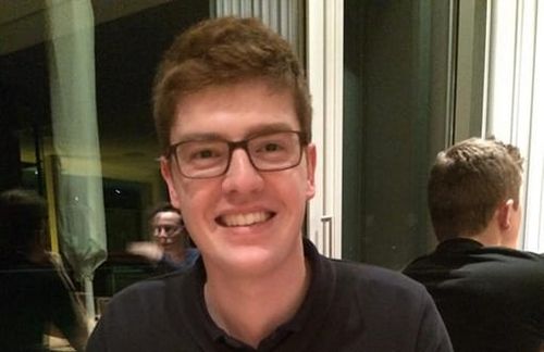 „Ich flirte vorwiegend Face-to-Face“, erzählt Chris Lidke (CME). Dabei befolgt er eine bestimmte Flirttaktik: „Erst einmal Blicke austauschen und dann vielleicht doch ansprechen. Aber nicht mit einem doofen Spruch.“ Allgemein sei das Flirten von der Situation abhängig. „Bei einer entspannten Atmosphäre wie dem Barabend geht das deutlich leichter“, erklärt er. „Schade ist es, wenn man einander attraktiv findet, aber nicht kommunizieren kann, weil man nicht dieselbe Sprache spricht“, sagt er in Erinnerung an einen Schüleraustausch in Griechenland. „Ich flirte vorwiegend Face-to-Face“, erzählt Chris Lidke (CME). Dabei befolgt er eine bestimmte Flirttaktik: „Erst einmal Blicke austauschen und dann vielleicht doch ansprechen. Aber nicht mit einem doofen Spruch.“ Allgemein sei das Flirten von der Situation abhängig. „Bei einer entspannten Atmosphäre wie dem Barabend geht das deutlich leichter“, erklärt er. „Schade ist es, wenn man einander attraktiv findet, aber nicht kommunizieren kann, weil man nicht dieselbe Sprache spricht“, sagt er in Erinnerung an einen Schüleraustausch in Griechenland.