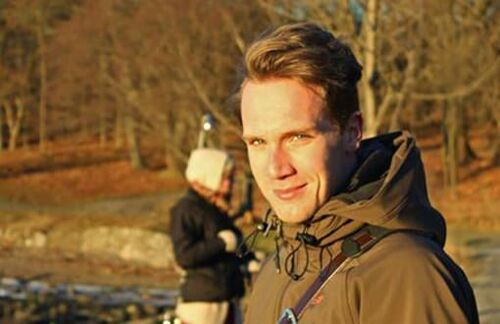 Für Hannes Werning, Masterstudent CCM, ist es wichtig, dass man auch flirten darf, wenn man in einer Beziehung ist. Nach dem Motto: „Appetit kannst du dir überall holen, gegessen wird zu Hause.“ Für ihn und seine Ex-Freundin war das damals kein Problem. Natürliche flirte man anders, wenn man in einer Beziehung ist, man sei in einer anderen moralischen Verfassung. „Wir sind soziale Wesen, streben es an, irgendjemanden zu haben. Deshalb agiert man anders, wenn man in einer Beziehung ist. In einer Beziehung gibt es Grenzen beim Flirten. Blickkontakt und Unterhalten sollten die Grenze bleiben, der Rest ist No-Go.“ Für Hannes Werning, Masterstudent CCM, ist es wichtig, dass man auch flirten darf, wenn man in einer Beziehung ist. Nach dem Motto: „Appetit kannst du dir überall holen, gegessen wird zu Hause.“ Für ihn und seine Ex-Freundin war das damals kein Problem. Natürliche flirte man anders, wenn man in einer Beziehung ist, man sei in einer anderen moralischen Verfassung. „Wir sind soziale Wesen, streben es an, irgendjemanden zu haben. Deshalb agiert man anders, wenn man in einer Beziehung ist. In einer Beziehung gibt es Grenzen beim Flirten. Blickkontakt und Unterhalten sollten die Grenze bleiben, der Rest ist No-Go.“