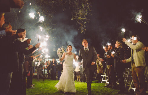 Die Angeber-Hochzeit. Wunderkerzen, großes Grundstück, mehrere Orte zum Feiern. Wer bei seiner Hochzeit nicht nur im Standesamt oder vor der Kirche eine ordentliche Party schmeißen will, muss heute richtig Geld auf den Tisch legen. In den letzten Jahren wurden in Deutschland im Schnitt 370.000 Ehen geschlossen. Auf weddix.de haben wir nachgerechnet: Mit allen Formalitäten und trotz Brautkleid auf Discounter-Niveau fallen Kosten von gut 15.000€ an. Zugegeben: Für den Polterabend haben wir uns auch eine Live-Band geleistet. Muss man bei diesen Preisen wirklich heiraten? 