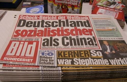 Ein zentraler Bestandteil der Demokratie ist für Professor Elff die politische Bildung der Bürgerinnen und Bürger. Dabei heißt Mitbestimmung nicht einfach Kreuzchen machen, sondern sich informieren, eine Meinung bilden und diese auch vertreten. Während einige Bürger ein solch politisches Engagement in hohem Maße betreiben, fehlt anderen Gruppen die Bildung oder schlichtweg das Interesse, um auf dem Laufenden zu bleiben. So gaben in einer aktuellen Statista-Umfrage 61% und damit fast zwei Drittel der Bundesbürger an, was in der Politik geschehe sei für sie oft nur sehr schwer nachvollziehbar. 