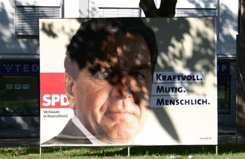Gerhard Schröder - Licht oder Schatten für die SPD? Ohne Zweifel hat der Ex-Kanzler seine Partei geprägt wie kaum ein anderer. In der Tat war seine Zeit gezeichnet von viel Licht, aber auch viel Schatten. Auf zwei erfolgreiche Wahlen und viele Reformen folgte eine vorgezogene Neuwahl, die 2005 mit einer Niederlage gegen Angela Merkel endete. Während manche in der Partei Schröder für die zunehmenden Verluste der SPD verantwortlich machen, glauben andere an die Wichtigkeit und den Erfolg seiner Sozialreformen.
