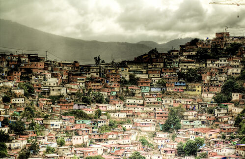 Caracas - in der größten Stadt Venezuelas scheiden sich die Geister zwischen arm und reich. 3,3 Millionen Menschen leben im direkten Stadtgebiet. Trotz den Slums, die das Bild der Stadt unweigerlich brandmarken, zählt Caracas laut der britischen Wochenzeitschrift The Economist zu den teuersten Städten der Welt. Ein Brot kostet hier 11,02 Dollar pro Kilogramm. Doch nicht nur die Armut wütet genau deshalb im Herzen Venezuelas - Caracas eine ungemein gefährliche Stadt, die Kriminalitätsraten extrem hoch. Mit 140 Morden pro 100.000 Einwohnern jährlich weist die Hauptstadt die höchste Mordrate der Welt auf. Hier werden 280 mal so viele Menschen wie in Österreich ermordet.