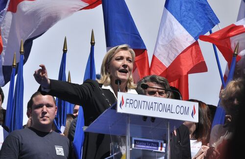 Front National. 1972 gegründet. Nicht nur Pegida folgt dem Vorsatz "Einheimische zuerst", auch die Front National hat diese Thematik zu ihrer gemacht und fordert Zuwanderungsbeschränkungen. Selbst der Austritt aus Euro und der Schengen-Zone wird gefordert. Weg von einem integrierten Europa hin zu Protektionismus. Ob solch eine Strategie zum Erfolg führen kann, sei an dieser Stelle dahingestellt. Stärkste Partei der Europawahlen wurden sie allemal.