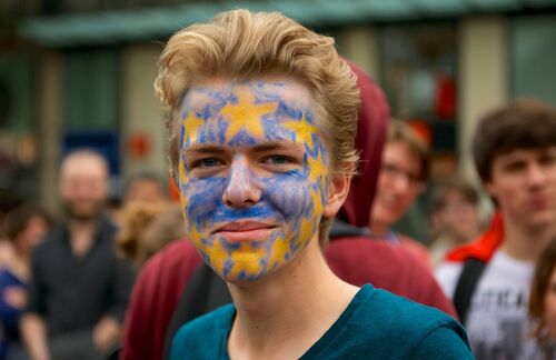 Gemeinsamer "europäischer Nationalismus"? Ein Hang hin zu einem gemeinsamen Werten und Zielen; eine Loslösung von nationalem Gedankengut hin zu einer Öffnung für Gemeinsinn. Nicht allein ist man in Europa stark, sondern nur zusammen. Vielleicht wäre Charles de Gaulle heute so geschminkt auf die Straße gegangen, um für sein "Europa der Vaterländer" zu demonstrieren. Ob Europa diese Chance schon verspielt hat, wird sich in den nächsten Jahren zeigen.  