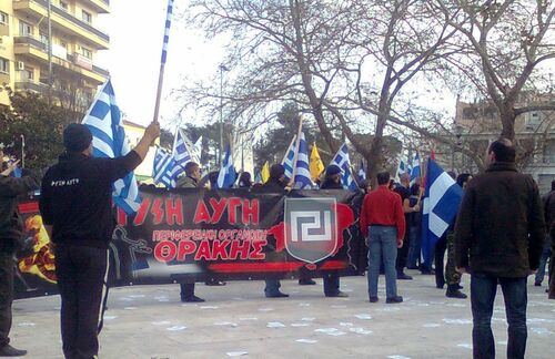 Goldene Morgenröte. Griechische Neonazi-Partei. Die Positionen der "Chrysi Avgi" sind simpel erklärt: Territoriale Ansprüche an Nachbarstaaten und Politik gegen Einwanderer. Die Partei vertritt den Standpunkt, dass sich die griechische Wirtschaft durch Ölbohrungen wieder erholen soll. Gegen andere Parteien wird mit den Vorwürfen von Diebstahl und Korruption gewettert. Eines der polemischen Lieblingsziele ist das von der Troika verordnete Sparprogramm. Bei den griechischen Parlamentswahlen im Juni 2012 erzielte die Partei 6,92 % der Stimmen und zog mit 18 Sitzen erstmals in das Parlament ein. Bei der Europawahl 2014 erhielt die Partei 9,3 % der Stimmen. Damit zog eine Portion Nationalismus ins Europaparlament. Allerdings keiner, den Europa auch nur ansatzweise gebrauchen kann. 