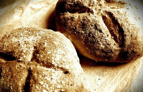 Da läuft einem das Wasser im Mund zusammen. Skowronek fand heraus, dass viele Befragten genau wussten, wie ihr Brot auszusehen und zu schmecken hat – dazu gehörte eine knusprige Kruste, eine dunkle Farbe, viele Körner und kein zerbröselndes Inneres. Es soll nach Brot riechen und „gesund“ und „lecker“ schmecken. Interessant war, dass Weißbrot bei vielen Befragten durchfiel, da es heutzutage nicht mehr als gesundheitsfördernd gilt. 