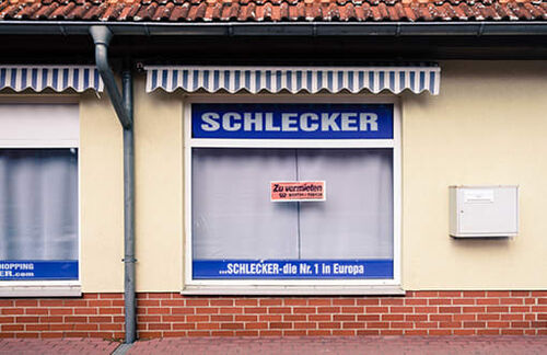 ... Schlecker - die Nr. 1 in Europa? Das war einmal. Nach knapp 37 Firmenjahren beantragte Anton Schlecker im Jahr 2012 Insolvenz, kurze Zeit später wurde die Auflösung des deutschen Mutterkonzerns beschlossen und damit das Beschäftigungsende von über 30.000 Mitarbeitern. Damit ist der ehemalige Drogerieriese kein Einzelfall: ZU-Alumnus Maximilian Lantelme ermittelte im Rahmen seiner Arbeit, dass rund 52 Prozent der untersuchten Familienunternehmen zwischen 1971 und 2011 vom Markt verschwanden, oftmals bedingt durch Fremdakquisitionen oder Insolvenz.