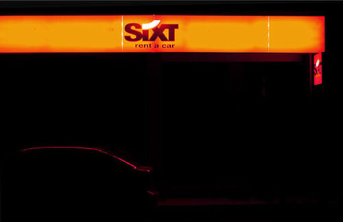 Leuchtendes Orange, schnelle Karossen und verblüffend kreative Werbung: SIXT zählt unumstritten zu den bekannteren deutschen Familienunternehmen. Was vor mehr als 100 Jahren drei Autos begann, hat sich heute zu einer der erfolgreichsten Autovermietungen weltweit entwickelt. Interessant ist hier die Konzernentwicklung über die verschiedenen Generationen hinweg, von Martin Sixt und dessen Neffen Hans, über Erich bis hin zur aktuellen Dame des Hauses, Regine Sixt. Eine solche reibungslose Entwicklung ist alles andere als selbstverständlich, schon so mancher Konzern scheiterte an der Weitergabe der Familientradition.