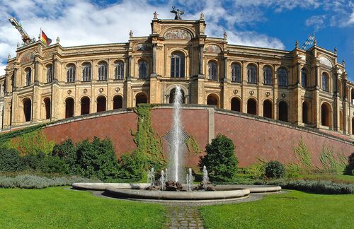 Der Bayrische Landtag im Münchener Maximilianeum. Sitze: 180. Präsidentin: Barbara Stamm. Im Ranking nimmt das Parlament des Freistaats in Sachen Transparenz eine der beiden Spitzenpositionen ein - mit 61 Punkten. Ob der internationale Einfluss wohl eine Rolle spielt? Neben Partnerschaften mit Kanada, China, Südafrika oder Brasilien ist der Landtag auch Mitglied der Parlamentarier-Konferenz Bodensee.